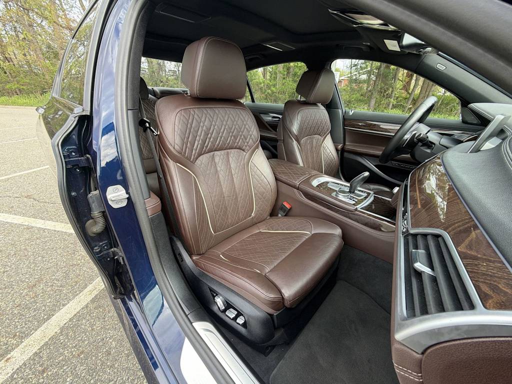 Thumbnail: 2021 BMW 7 Series - 26