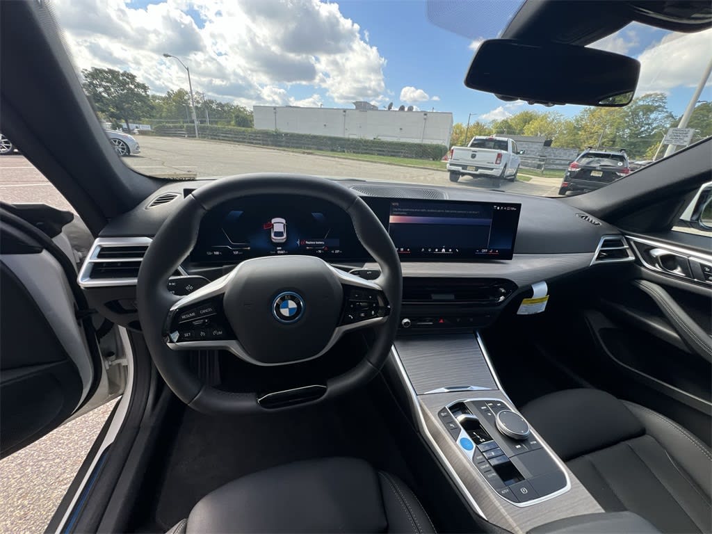 Thumbnail: 2025 BMW i4 - 10