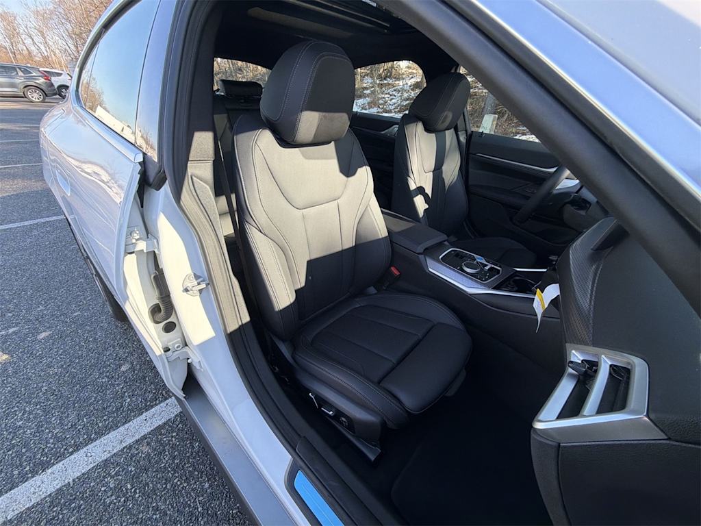 Thumbnail: 2025 BMW i4 - 10