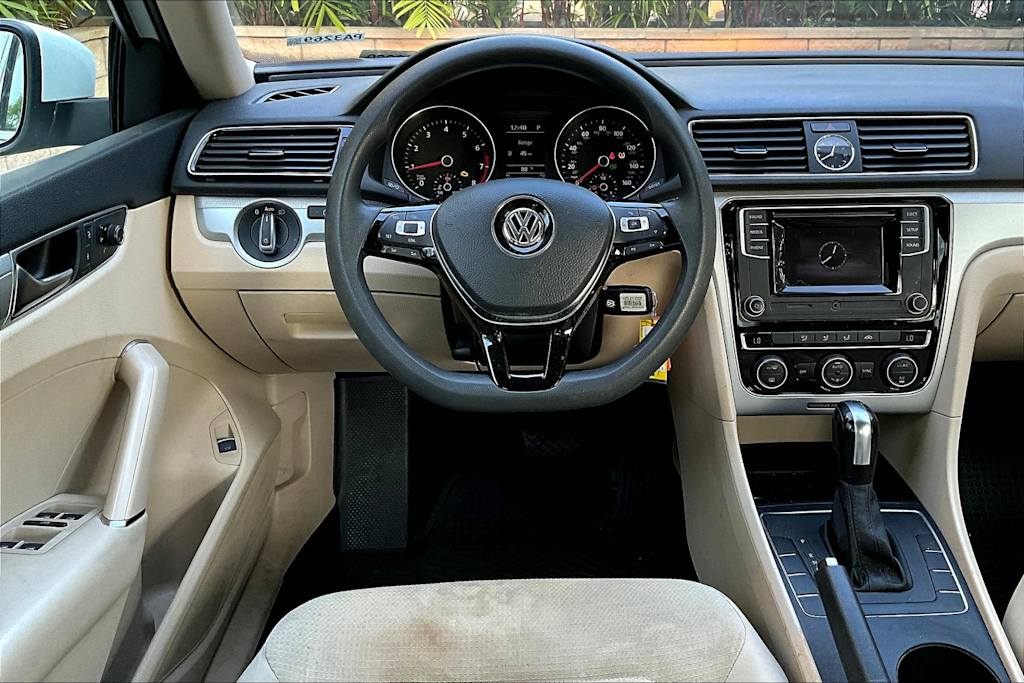 Thumbnail: 2017 Volkswagen Passat - 10