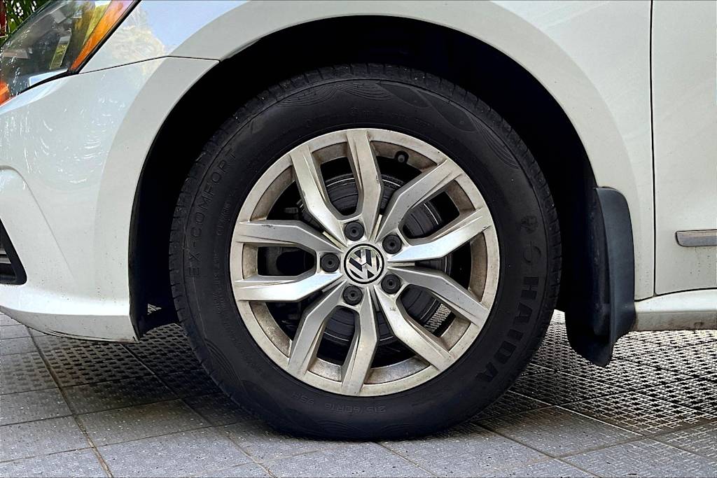 Thumbnail: 2017 Volkswagen Passat - 8