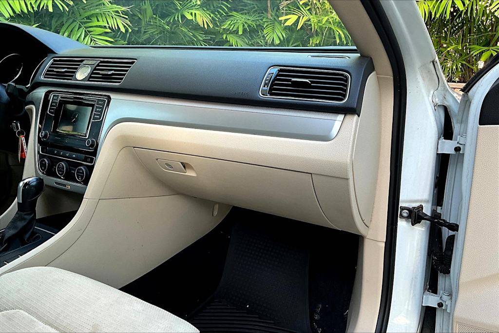 Thumbnail: 2017 Volkswagen Passat - 21