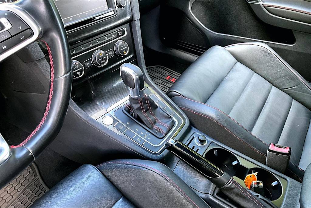 Thumbnail: 2016 Volkswagen Golf - 17