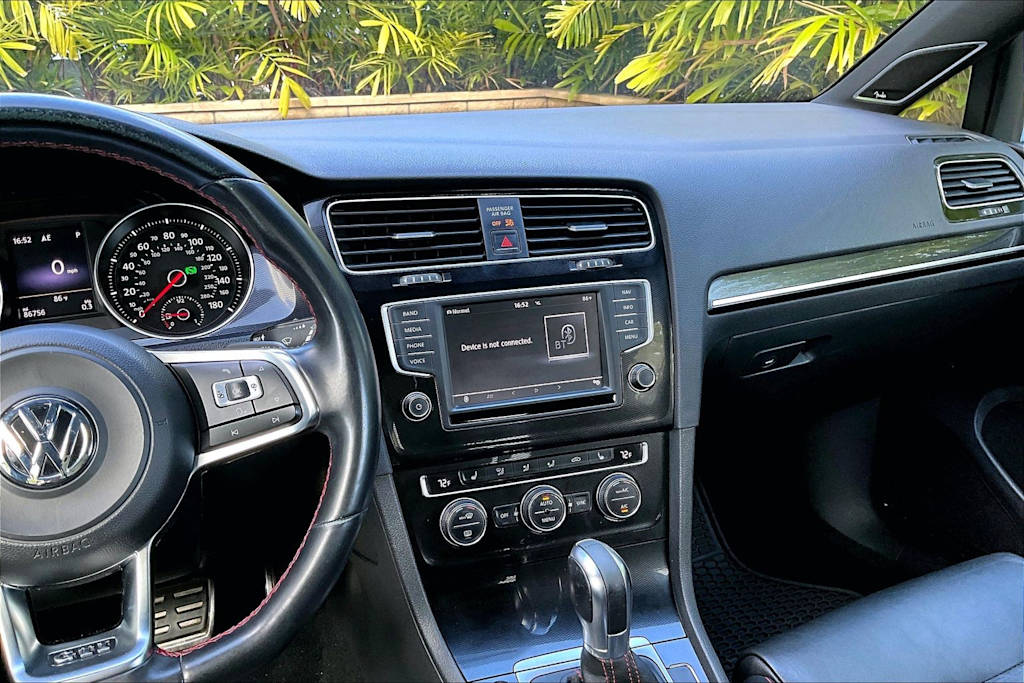Thumbnail: 2016 Volkswagen Golf - 15