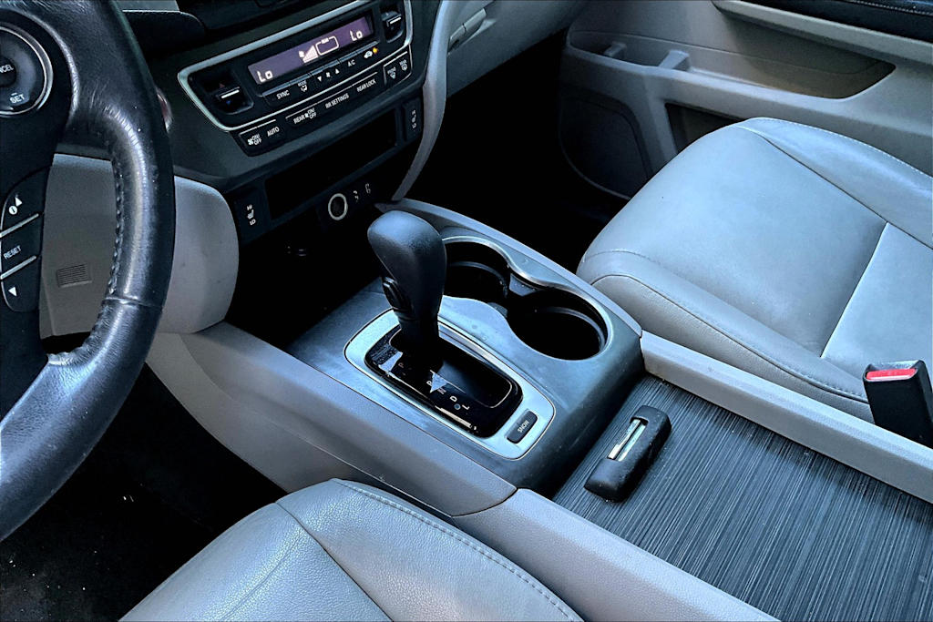 Thumbnail: 2017 Honda Pilot - 17