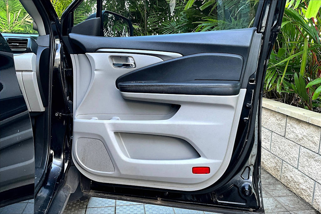 Thumbnail: 2017 Honda Pilot - 28