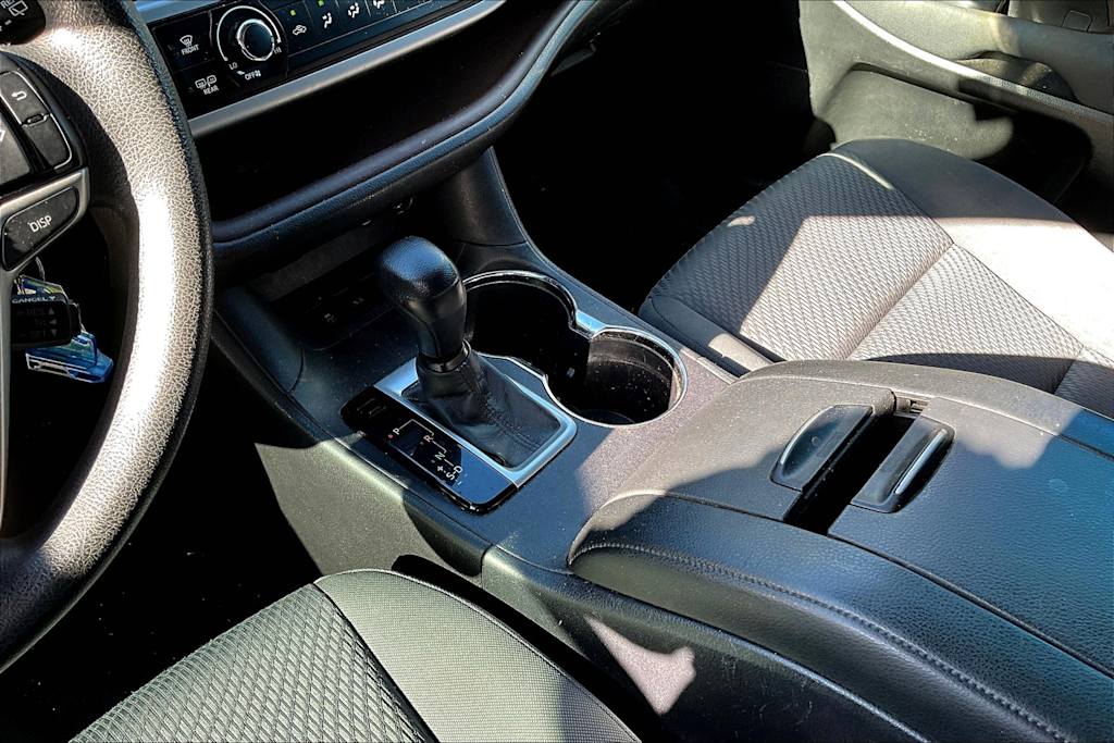 Thumbnail: 2016 Toyota Highlander - 16