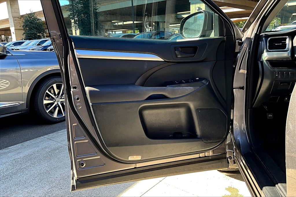 Thumbnail: 2016 Toyota Highlander - 27