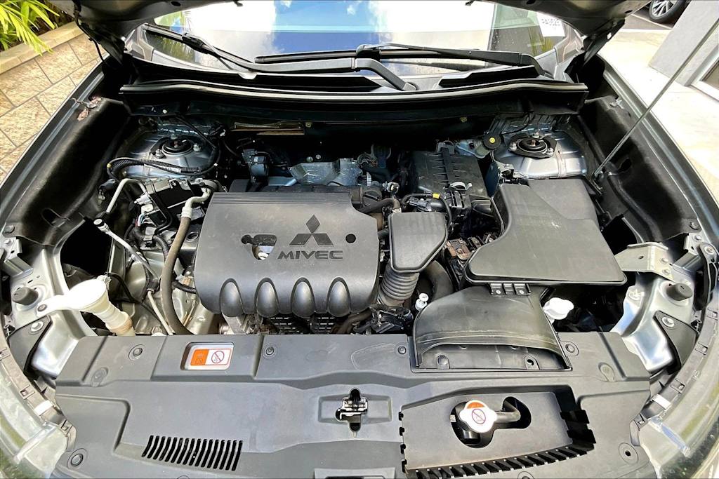 Thumbnail: 2020 Mitsubishi Outlander - 9