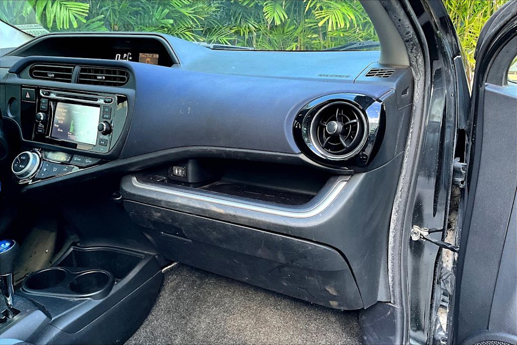 Thumbnail: 2016 Toyota Prius c - 24