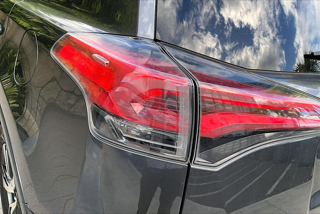 Thumbnail: 2018 Toyota RAV4 - 32