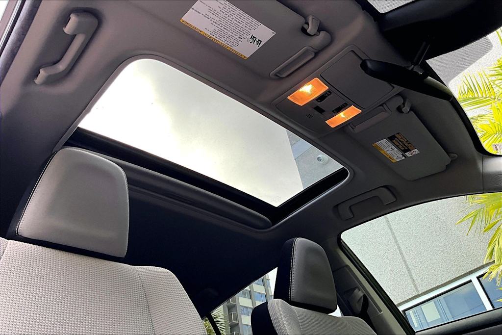 Thumbnail: 2018 Toyota RAV4 - 30