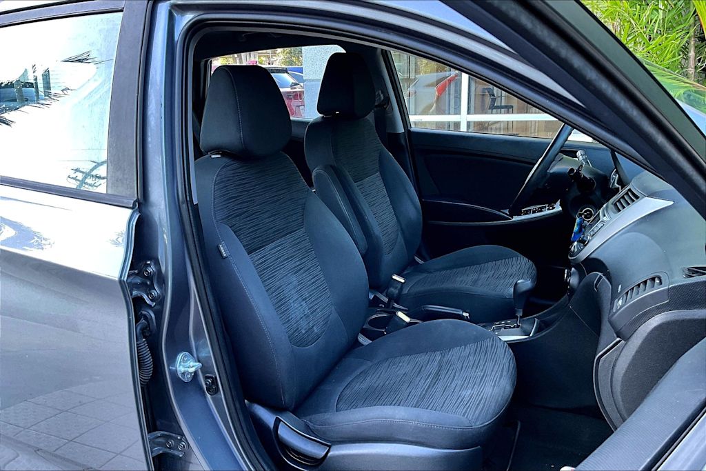 2016 Hyundai Accent SE 12