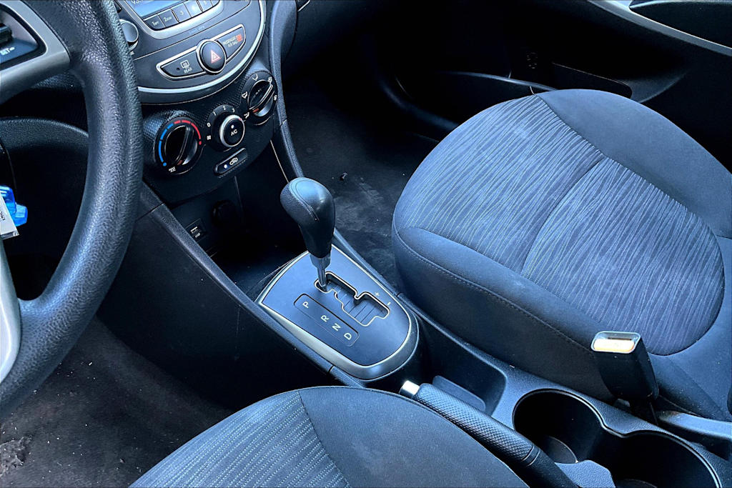 2016 Hyundai Accent SE 16