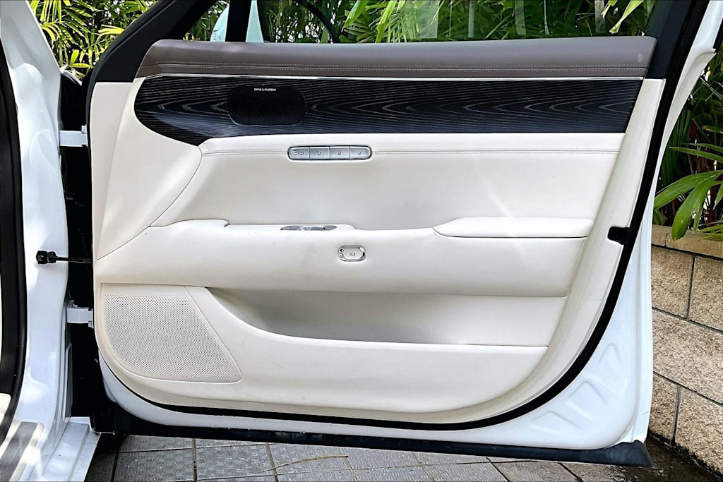 Thumbnail: 2023 Genesis G90 - 29
