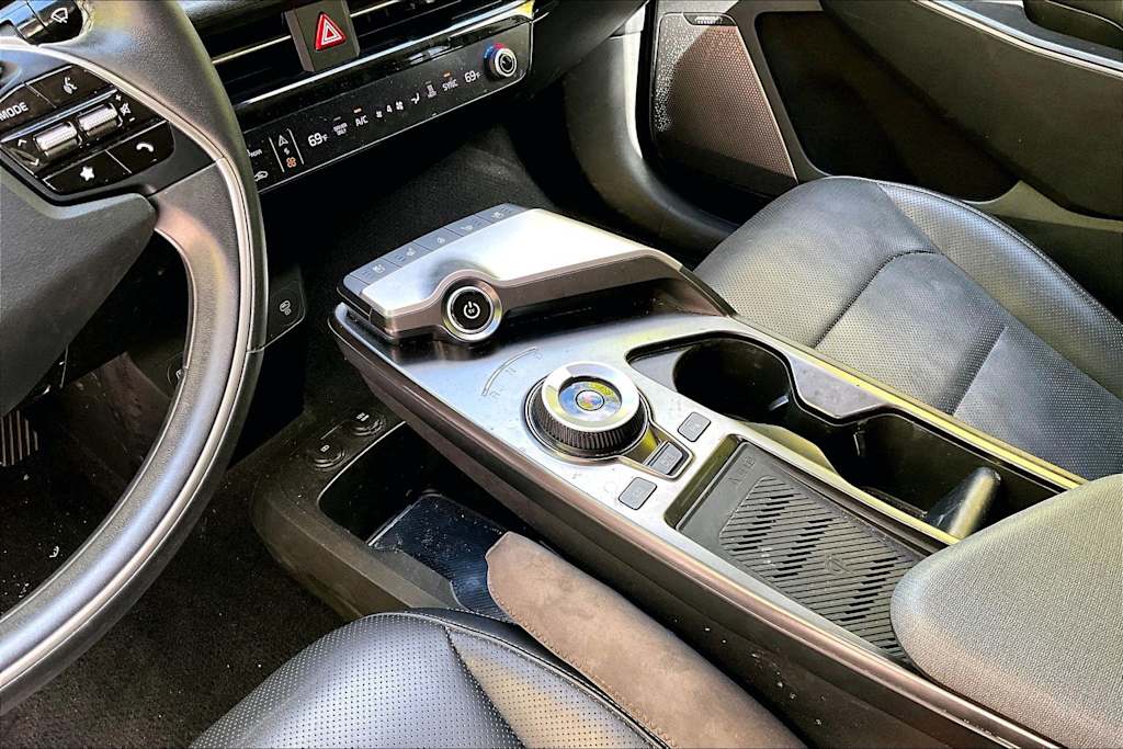 Thumbnail: 2022 Kia EV6 - 16
