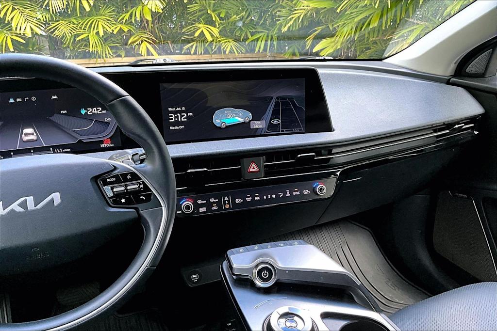 Thumbnail: 2022 Kia EV6 - 15