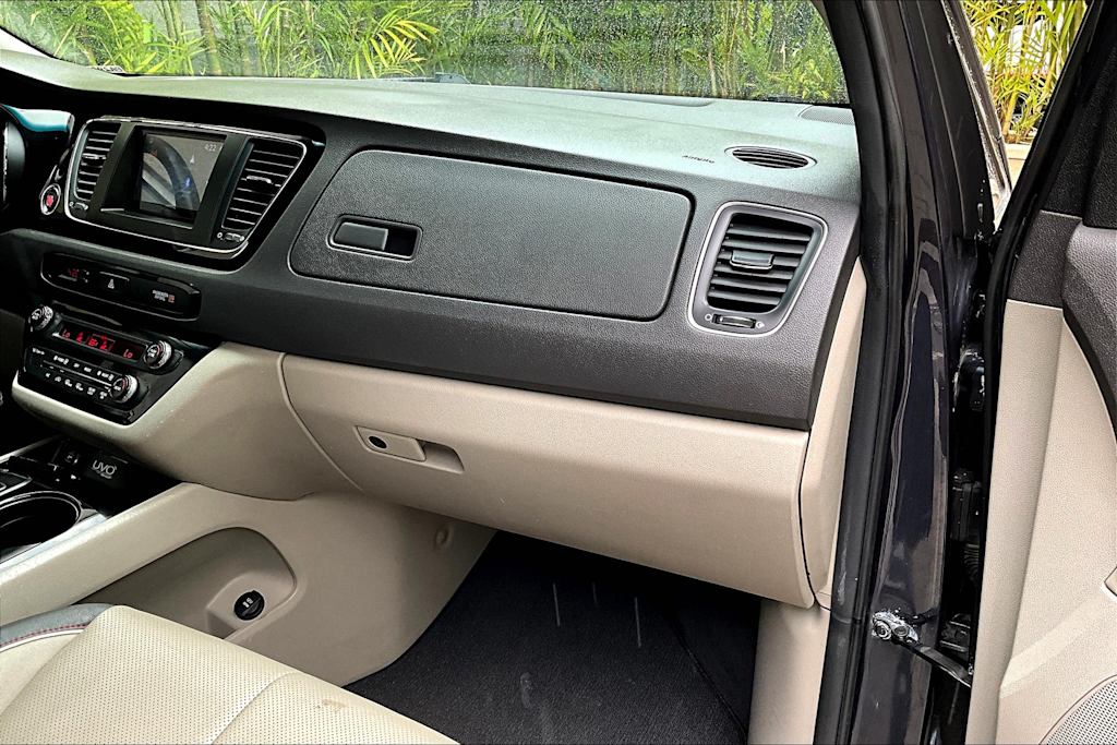 2016 Kia Sedona EX 23