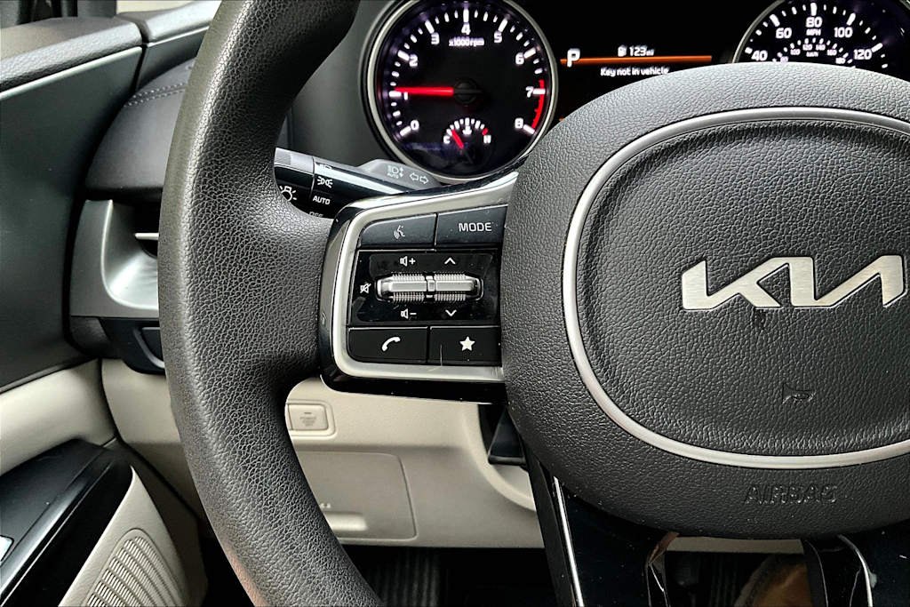 Thumbnail: 2022 Kia Carnival - 26