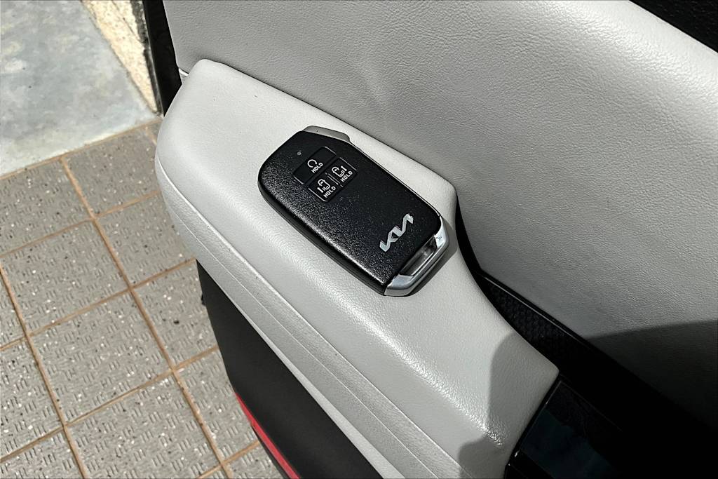Thumbnail: 2023 Kia Carnival - 21