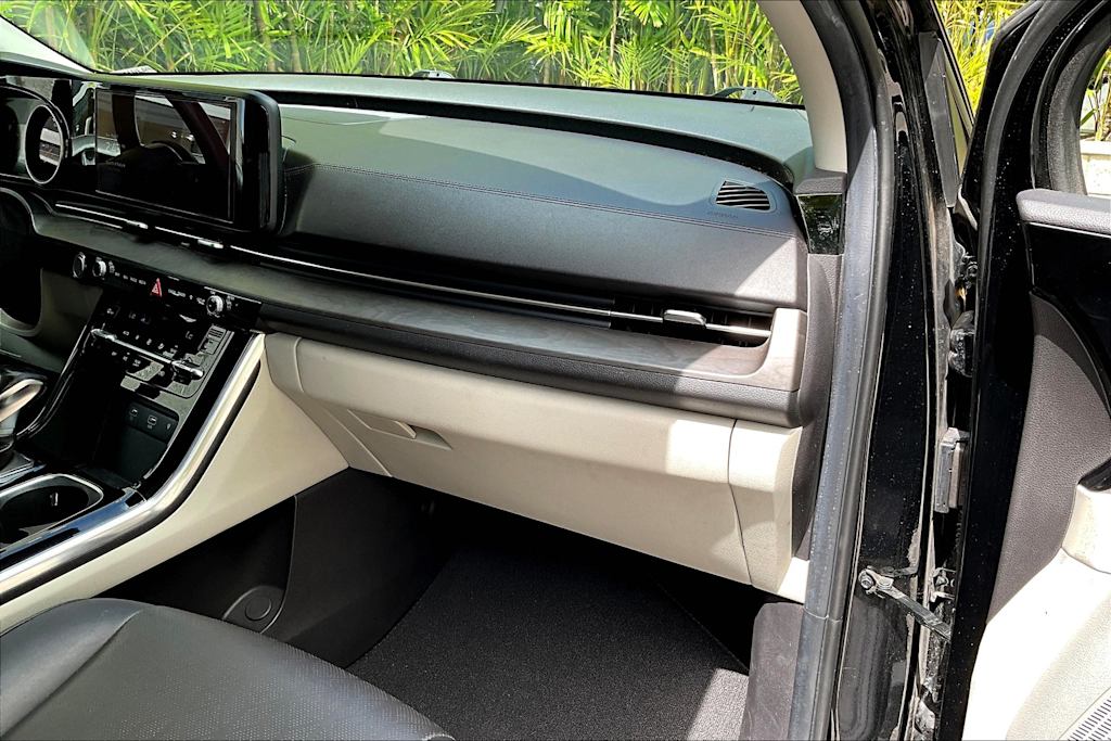 Thumbnail: 2023 Kia Carnival - 24