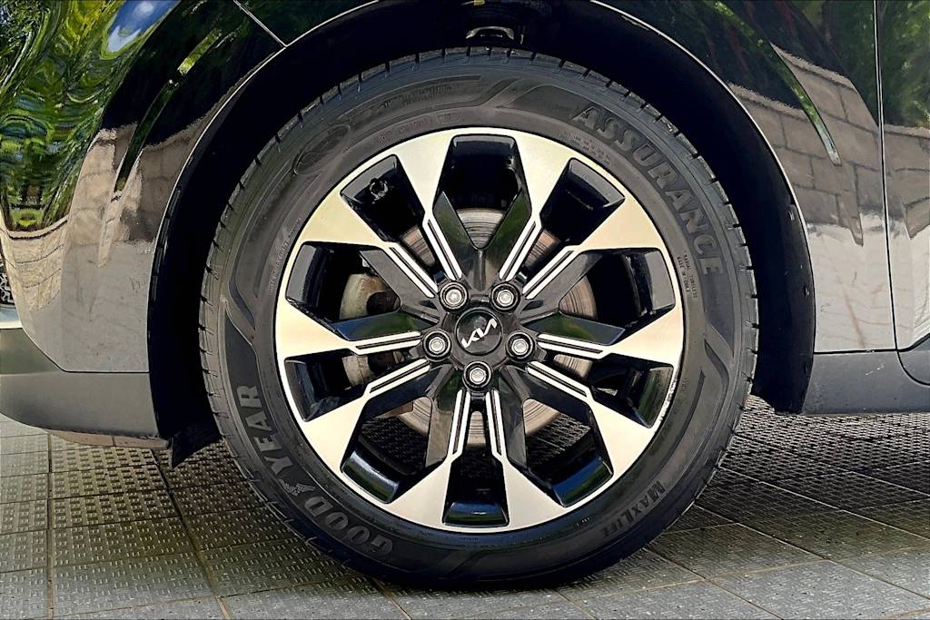 Thumbnail: 2023 Kia Carnival - 8
