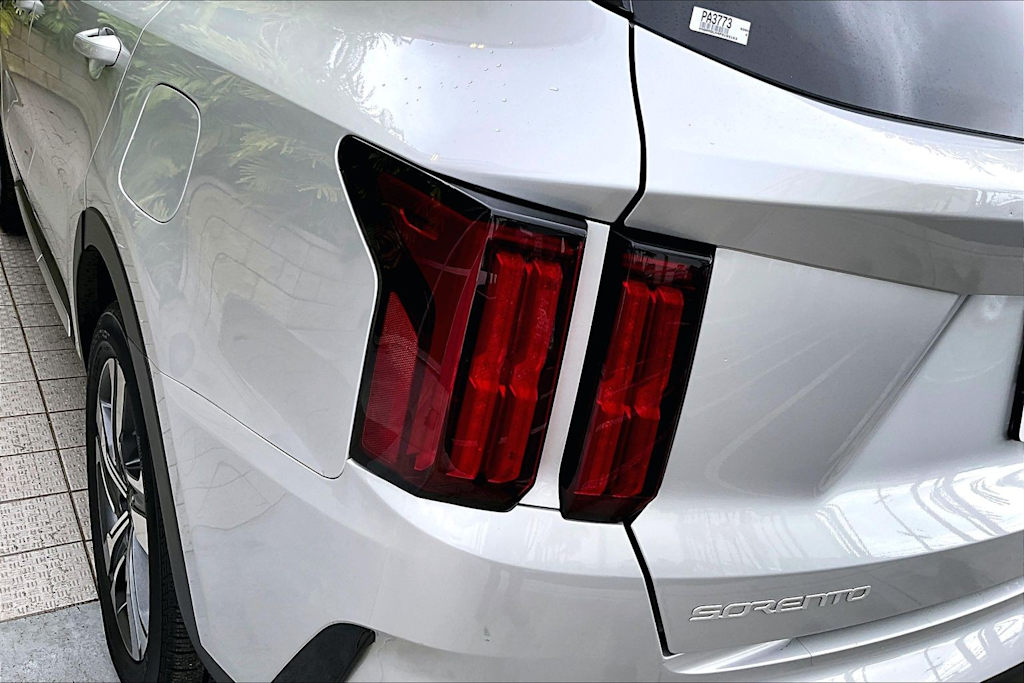 Thumbnail: 2023 Kia Sorento - 32