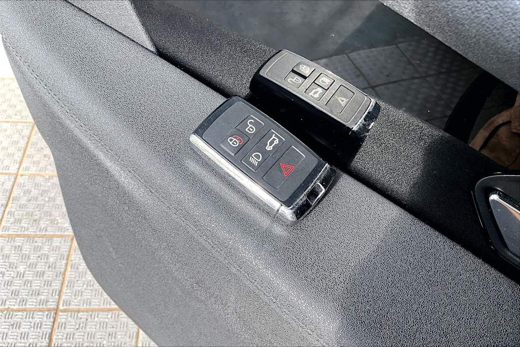 Thumbnail: 2020 Land Rover Discovery Sport - 20