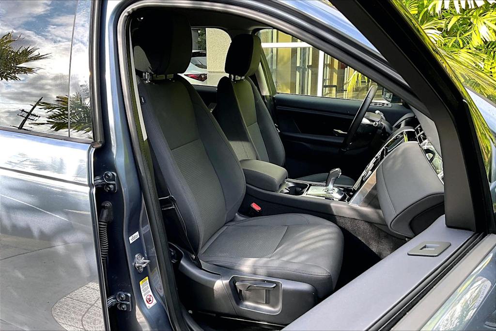 Thumbnail: 2020 Land Rover Discovery Sport - 12