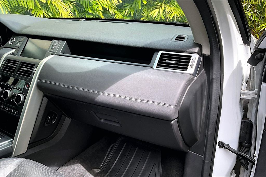 Thumbnail: 2015 Land Rover Discovery Sport - 22