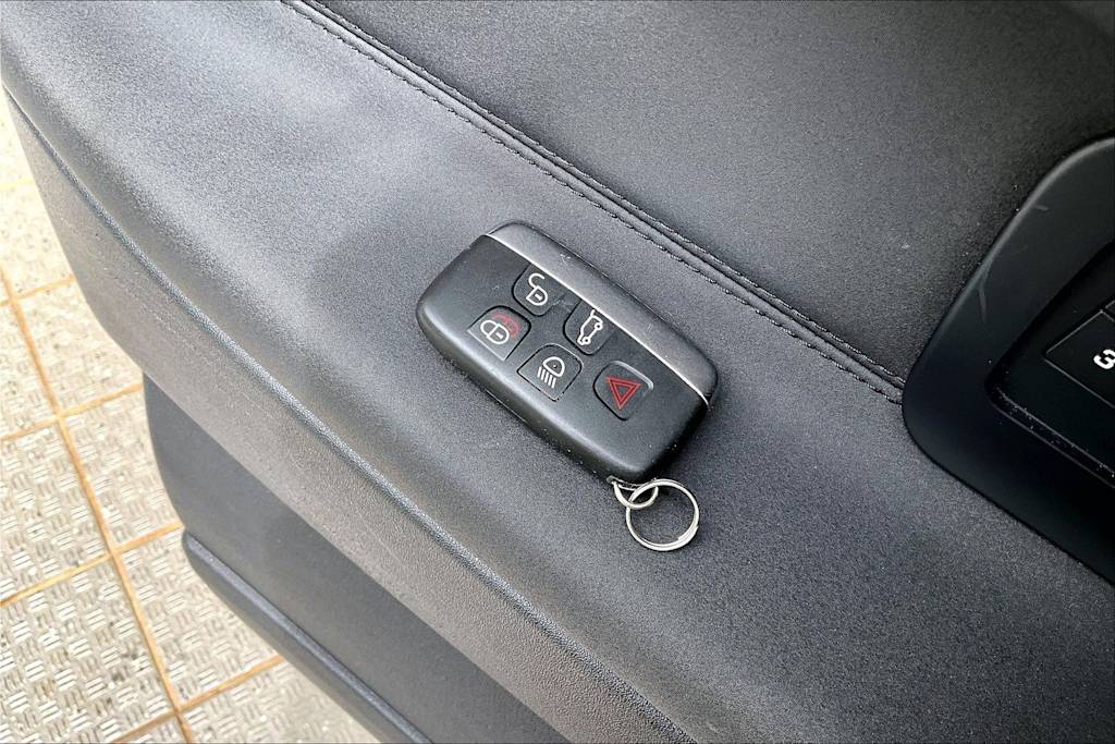 Thumbnail: 2015 Land Rover Discovery Sport - 19