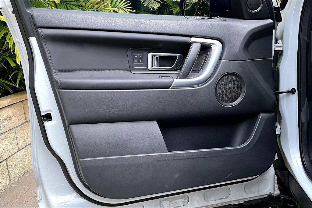 Thumbnail: 2015 Land Rover Discovery Sport - 27