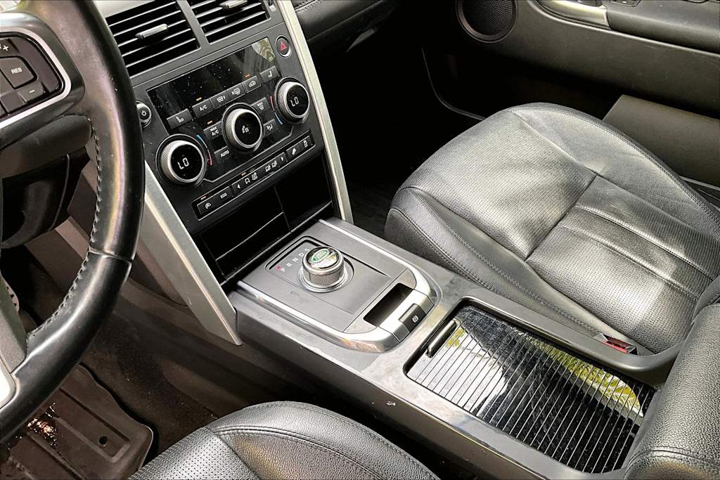 Thumbnail: 2015 Land Rover Discovery Sport - 16