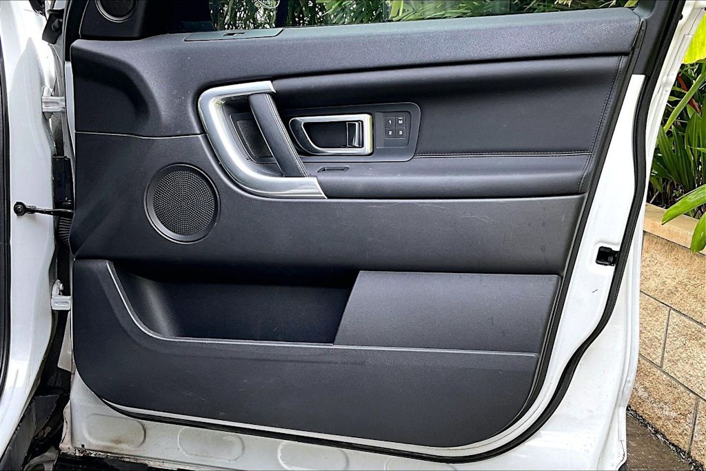 Thumbnail: 2015 Land Rover Discovery Sport - 28