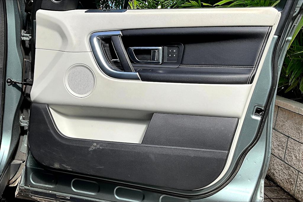 Thumbnail: 2018 Land Rover Discovery Sport - 28