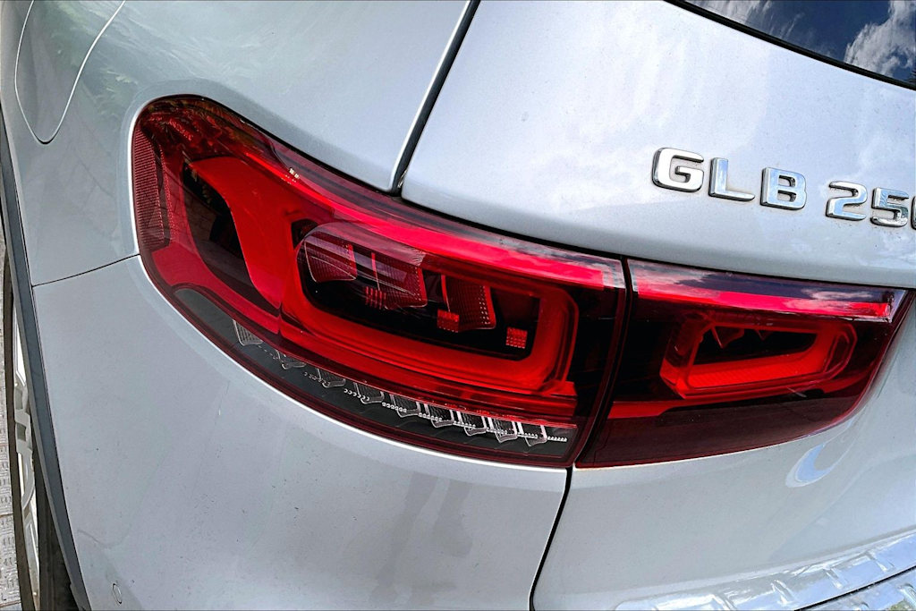 Thumbnail: 2021 Mercedes-Benz GLB - 32