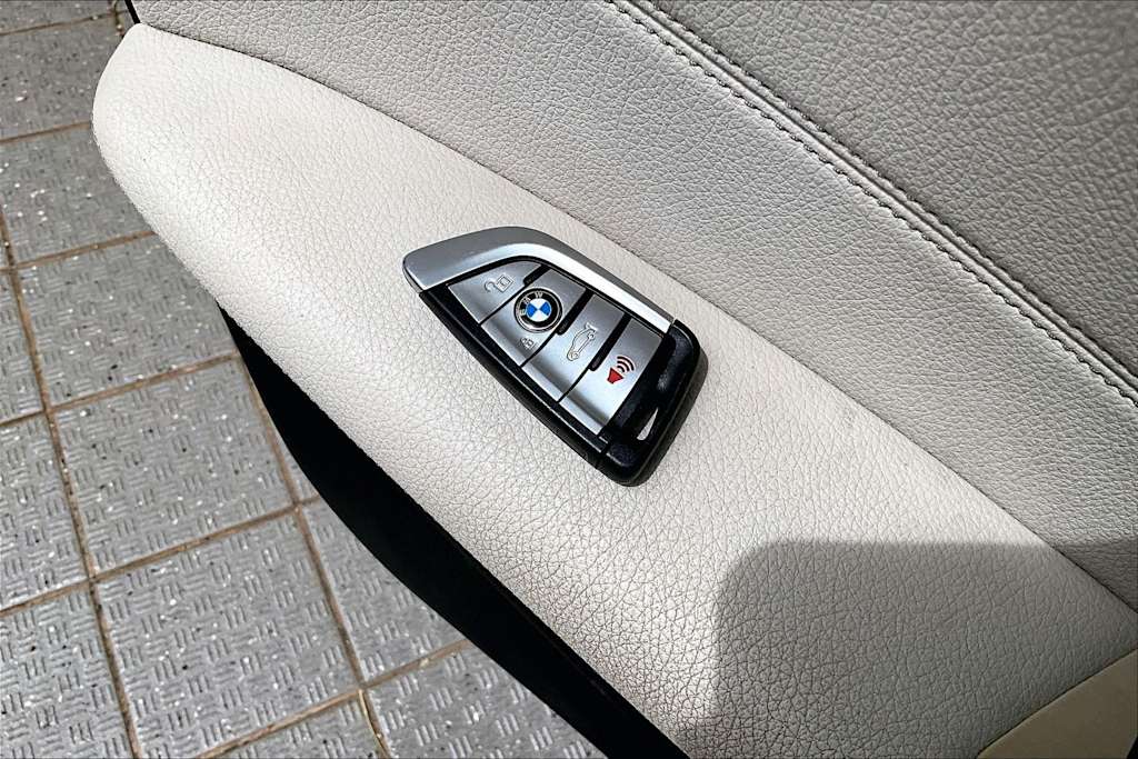 Thumbnail: 2023 BMW 5 Series - 21