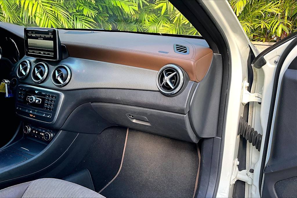 Thumbnail: 2015 Mercedes-Benz GLA - 24