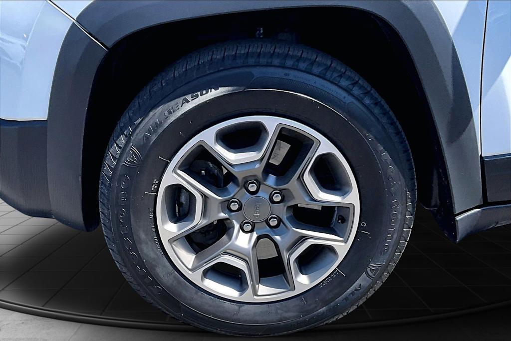 Thumbnail: 2020 Jeep Cherokee - 8