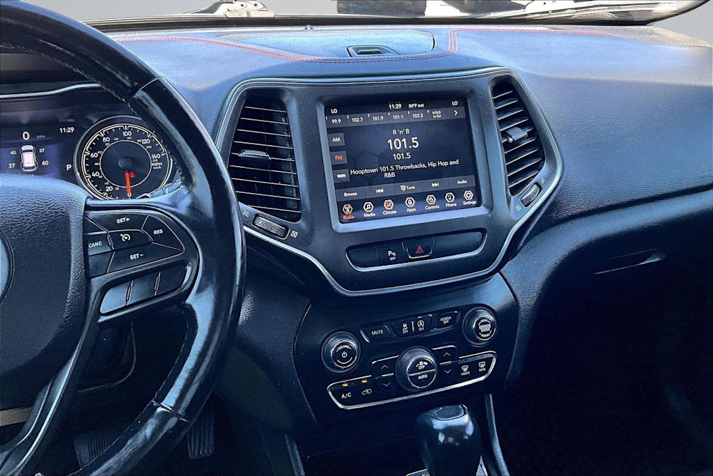 Thumbnail: 2020 Jeep Cherokee - 16
