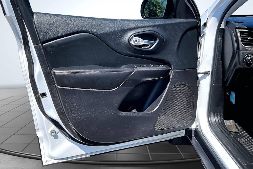 Thumbnail: 2020 Jeep Cherokee - 28