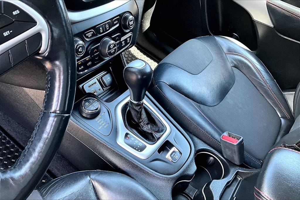 Thumbnail: 2018 Jeep Cherokee - 16