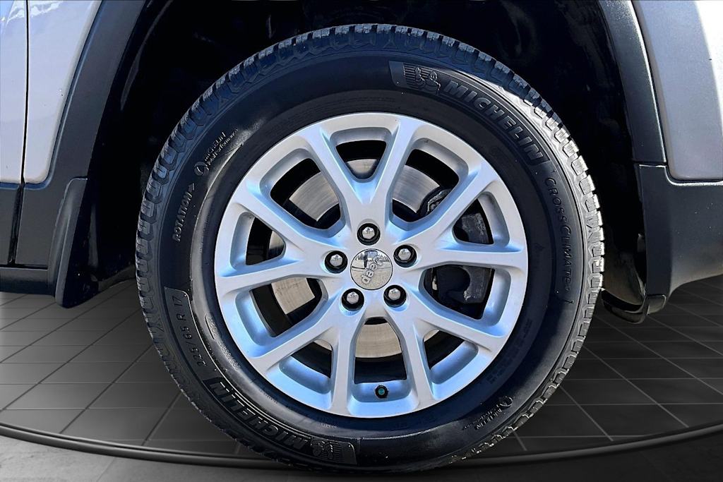 Thumbnail: 2017 Jeep Cherokee - 34