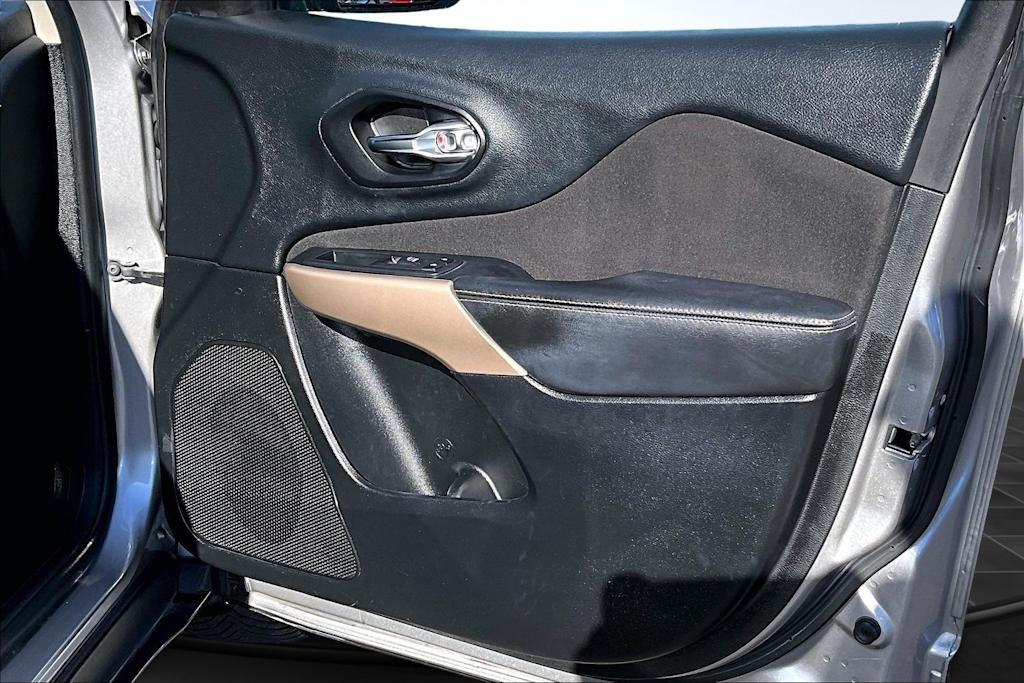 Thumbnail: 2017 Jeep Cherokee - 29