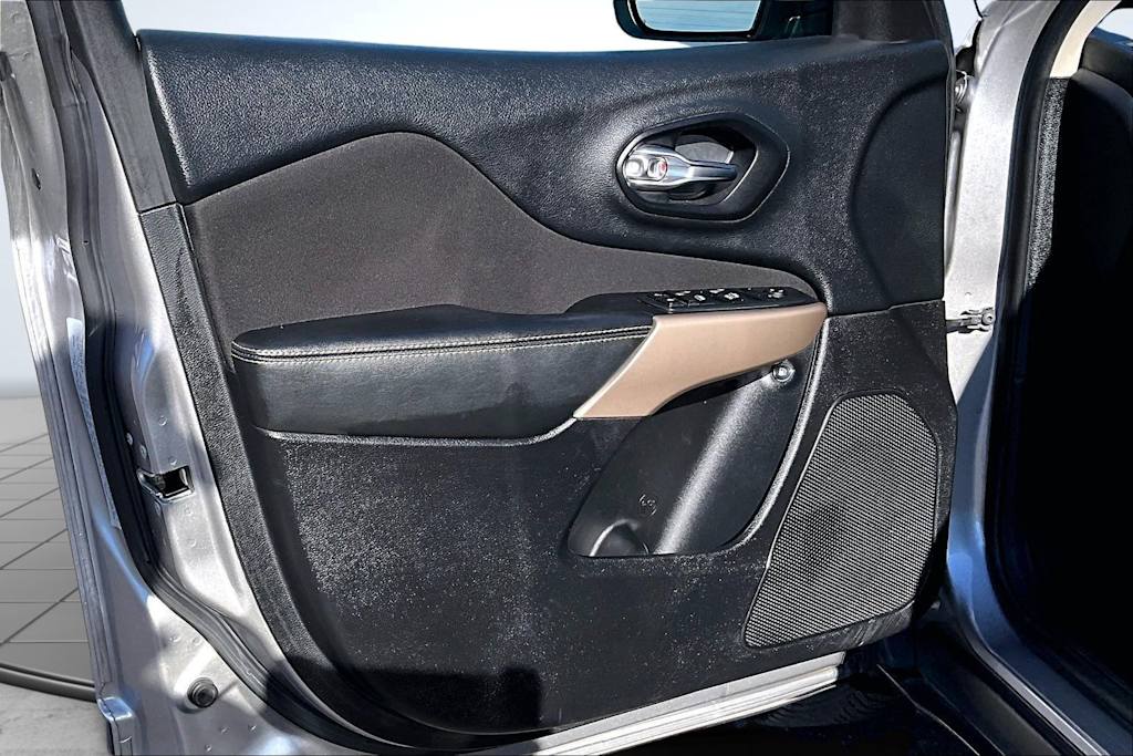 Thumbnail: 2017 Jeep Cherokee - 28