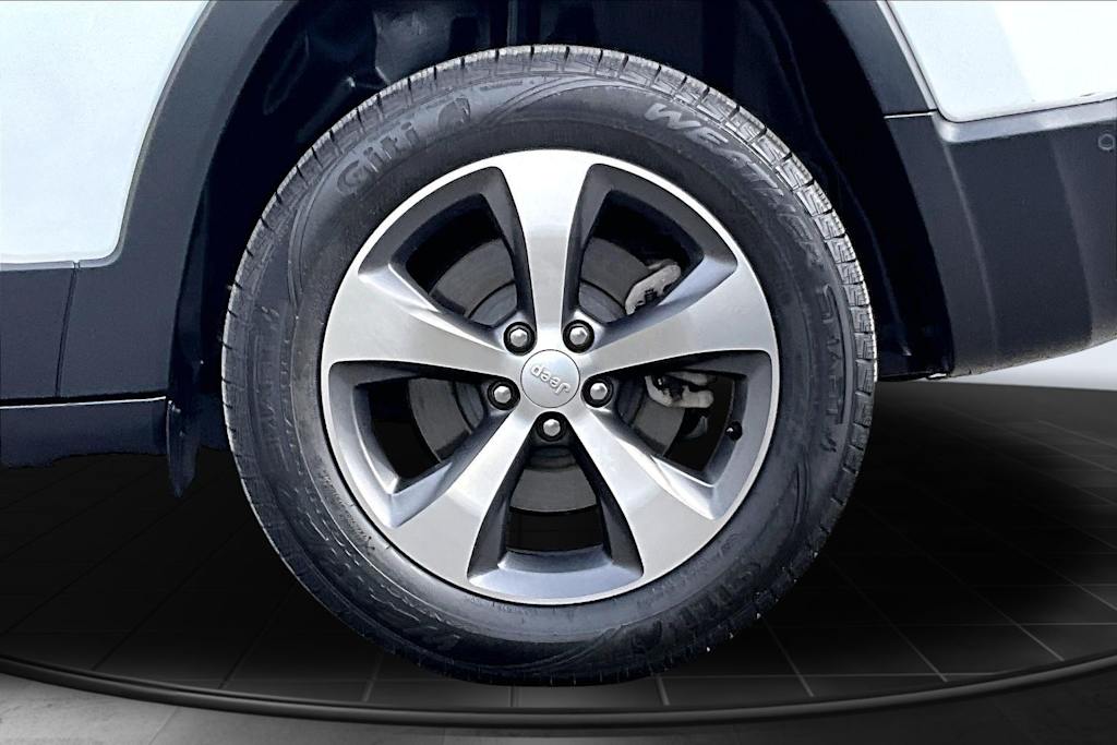 Thumbnail: 2021 Jeep Cherokee - 36