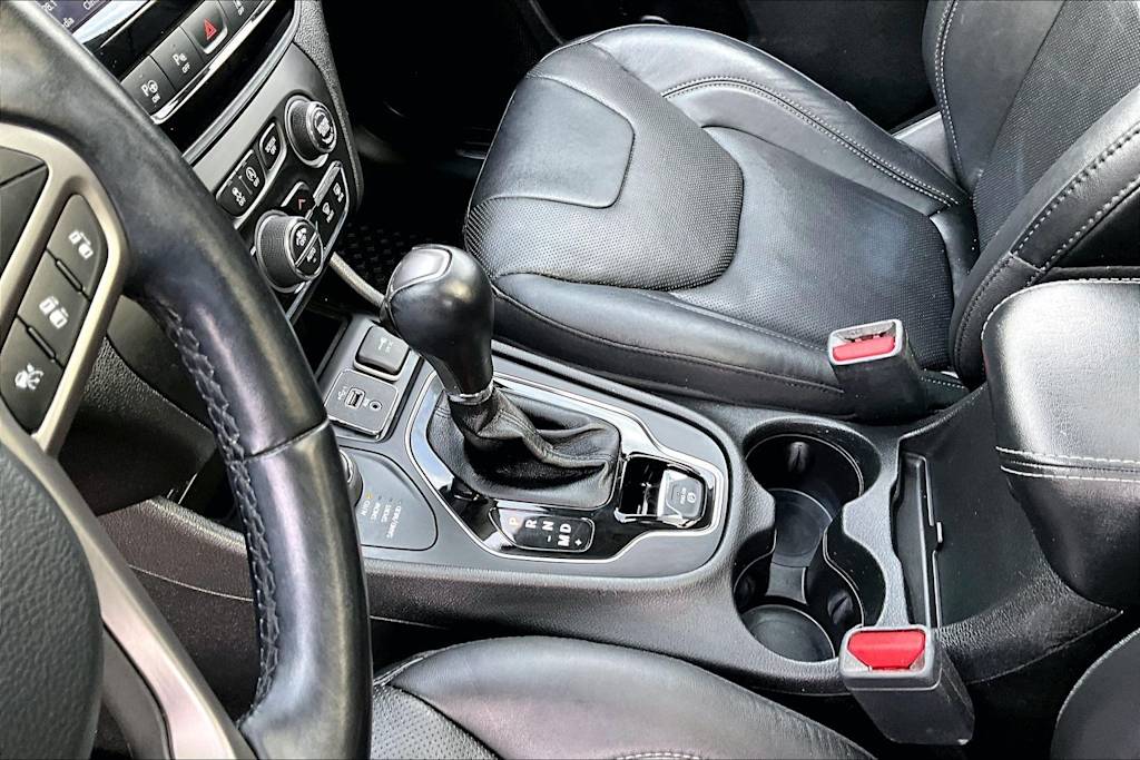 Thumbnail: 2021 Jeep Cherokee - 16