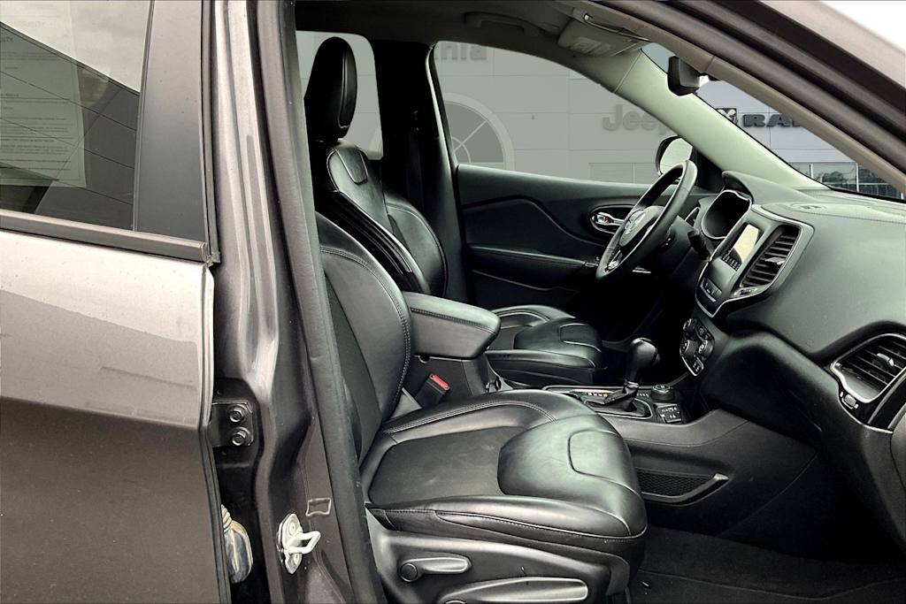 Thumbnail: 2021 Jeep Cherokee - 12