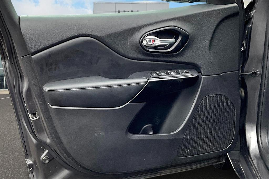 Thumbnail: 2021 Jeep Cherokee - 29