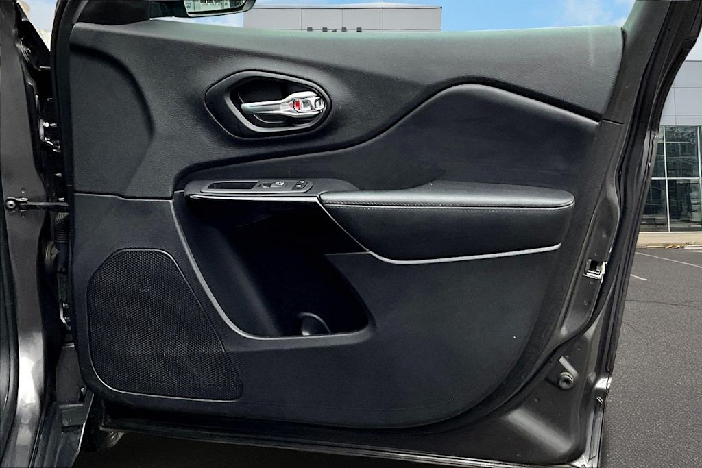 Thumbnail: 2021 Jeep Cherokee - 30